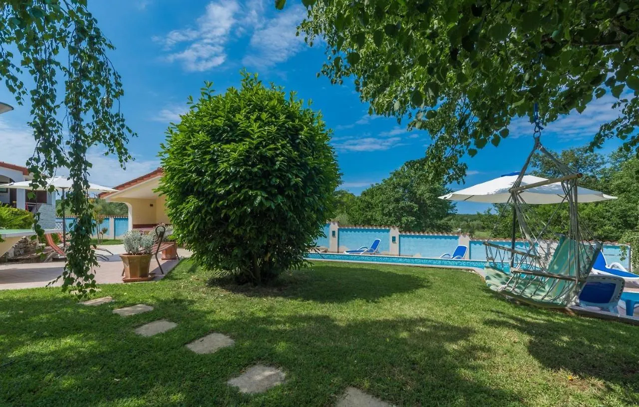 Villa Anita With Common Pool 0*, Vrvari